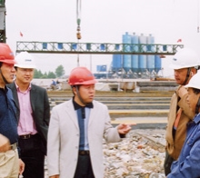       圖為學(xué)院畢業(yè)生韋世國副局長（左一）、學(xué)院畢業(yè)生九泰公司 總經(jīng)理關(guān)和平（中）在施工現(xiàn)場